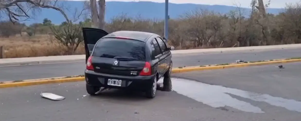 Una mujer resultó herida tras perder el control de su auto y chocar contra un poste