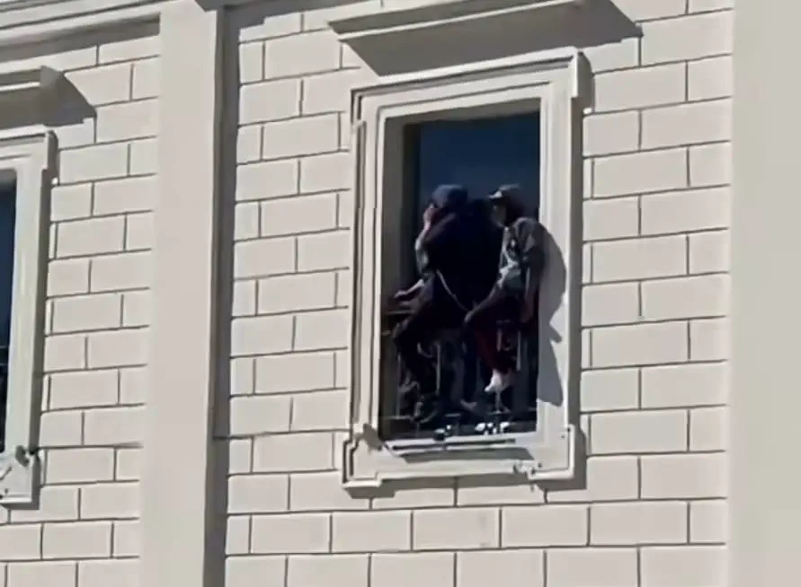 Tensión en el Palacio Municipal de Catamarca: dos personas se treparon a los ventanales para exigir trabajo
