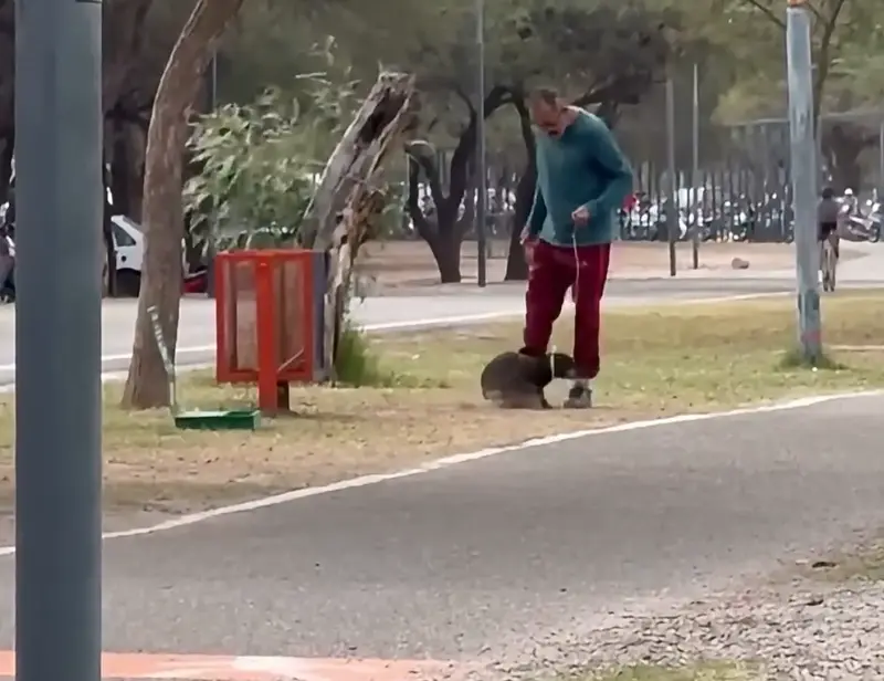 Filman a un hombre maltratando a su perro en el Parque Adán Quiroga
