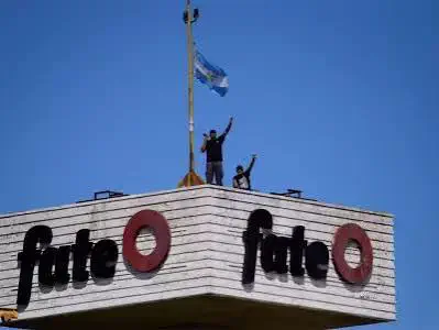 Conflicto en Fate: la Justicia ordenó desalojar la fábrica