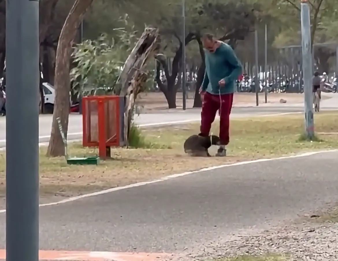 Filman a un hombre maltratando a su perro en el Parque Adán Quiroga