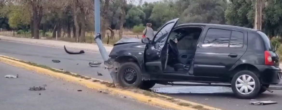 Una mujer resultó herida tras perder el control de su auto y chocar contra un poste