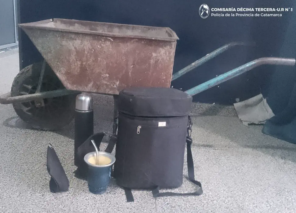 Atrapado en plena calle: Iba caminando con una carretilla y un set de mate robados