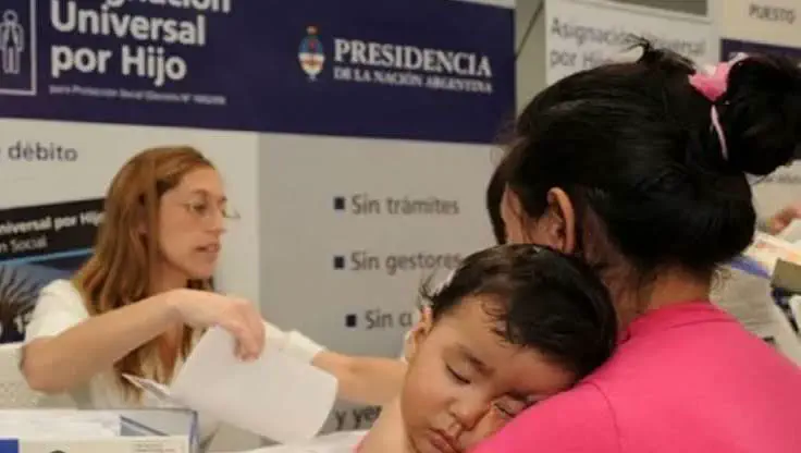 Automatizan la verificación de controles de salud y escolaridad para el cobro de la AUH