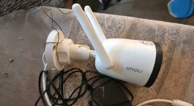 Robó una cámara de seguridad, la instaló en su casa y el dueño lo observaba en vivo