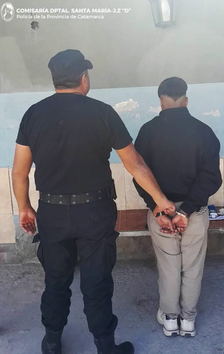 Estaba borracho en la plaza y amenazó a los policías