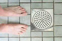 Por qué deberías dejar de orinar en la ducha