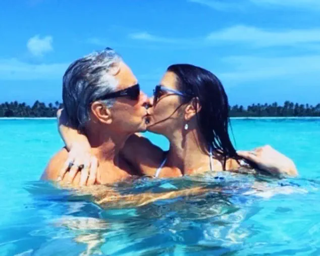 El beso apasionado en el mar de Catherine Zeta-Jones (57) y Michael Douglas (82)