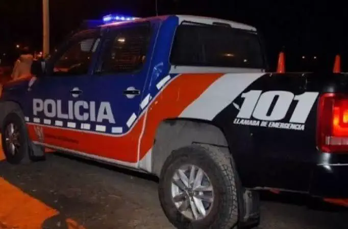 Violento arrebato: aprehendieron a un hombre que agredió a su pareja y destruyó una casa