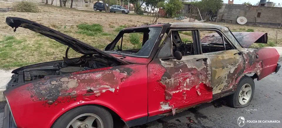 Un legendario Chevrolet 400 comenzó a arder en plena calle