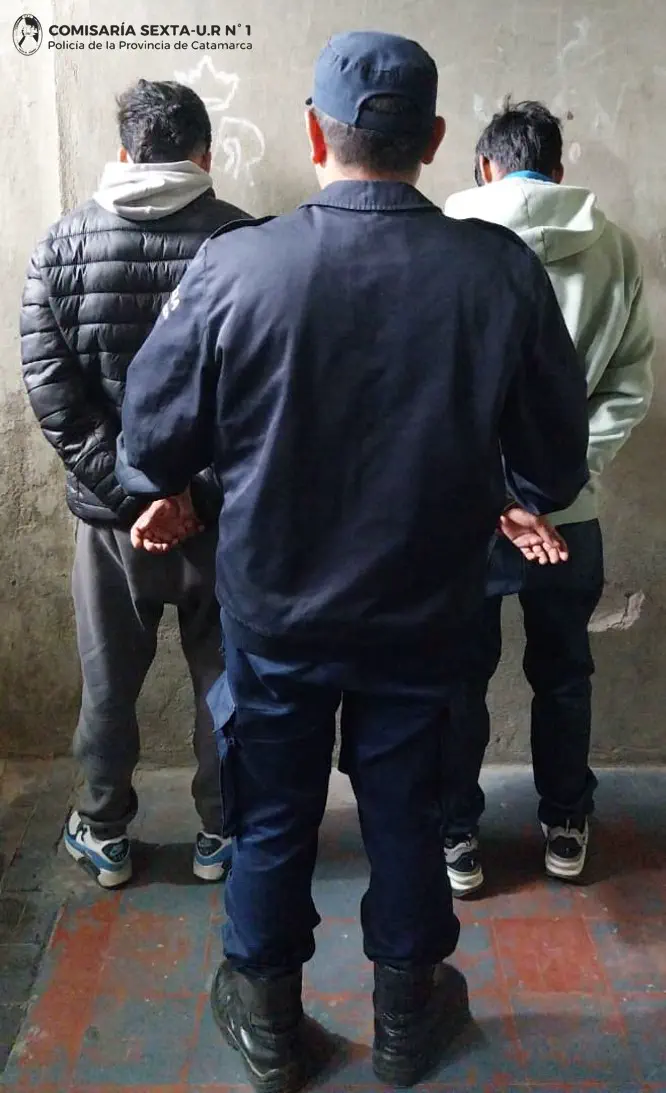 Arrestan a dos jóvenes tras causar desorden en la vía pública