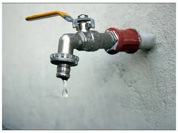 Becados municipales reclaman pagos adeudados e imponen restricciones en el suministro de agua potable