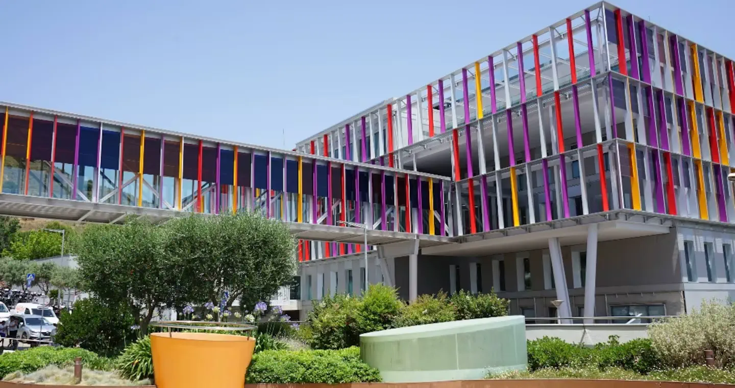 El SJD Pediatric Cancer Center Barcelona fue construido para atender de manera especializada a niños y adolescentes con cáncer.