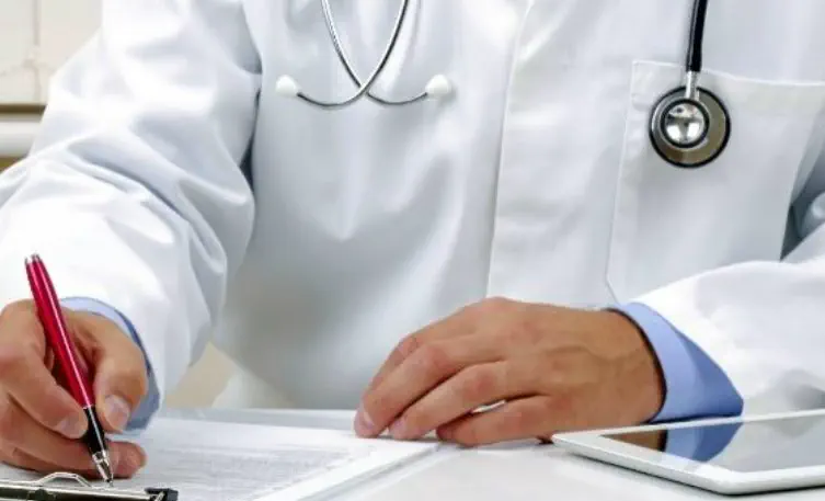 Funcionario solicitó licencia con un certificado firmado por un médico que había muerto cuatro años antes
