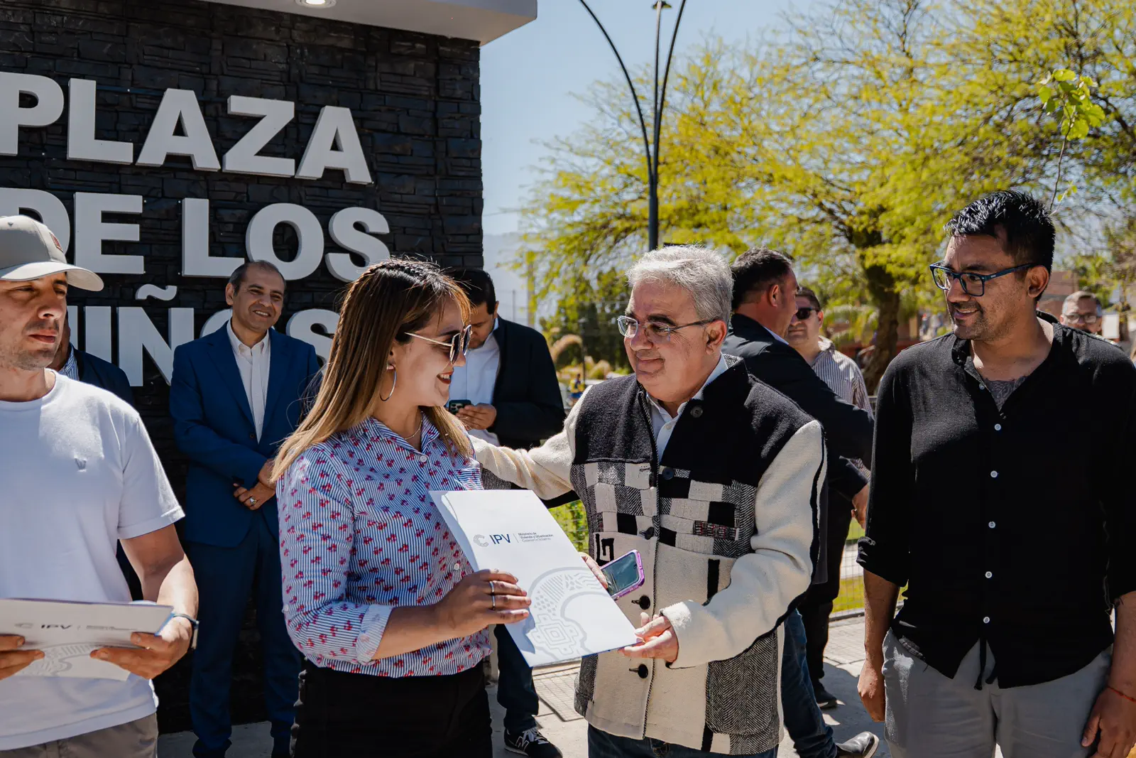 Más de 40 familias de Saujil recibieron las escrituras de sus viviendas