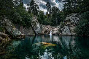 Uno de sus principales atractivos es La Olla, una pileta natural de más de seis metros de profundidad formada por el agua entre las rocas.
