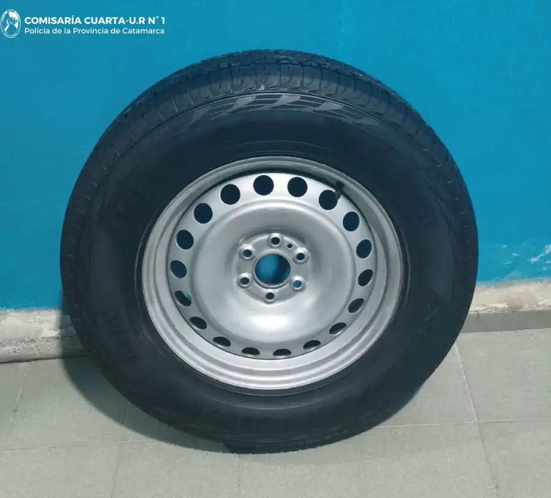 Le robaron la rueda de la camioneta y estaba en una gomería para revenderla