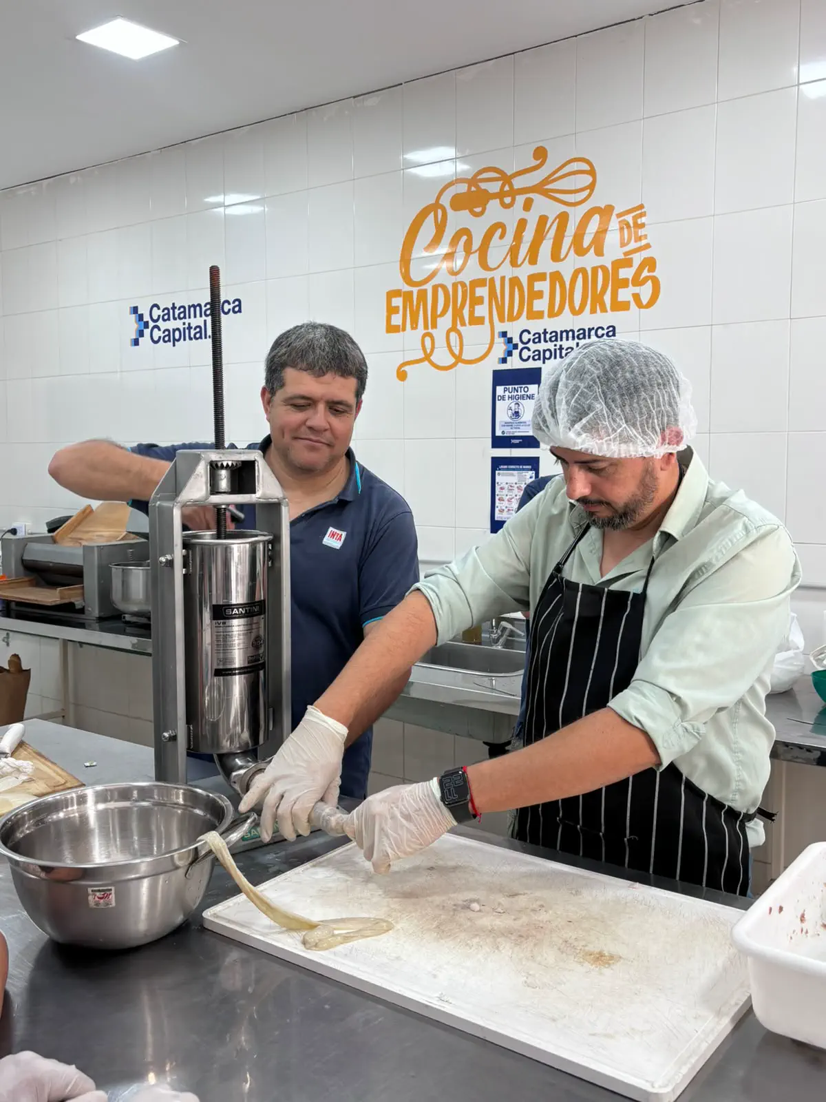 Dictaron un taller práctico de chacinados y embutidos en la Cocina de Emprendedores