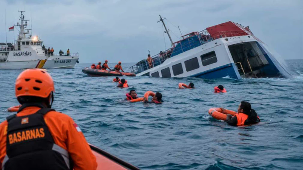 Indonesia: seis muertos y 129 desaparecidos tras el naufragio de un barco con 243 personas