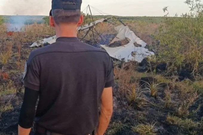 Un hombre volaba en ala delta por primera vez, chocó contra cables eléctricos y murió