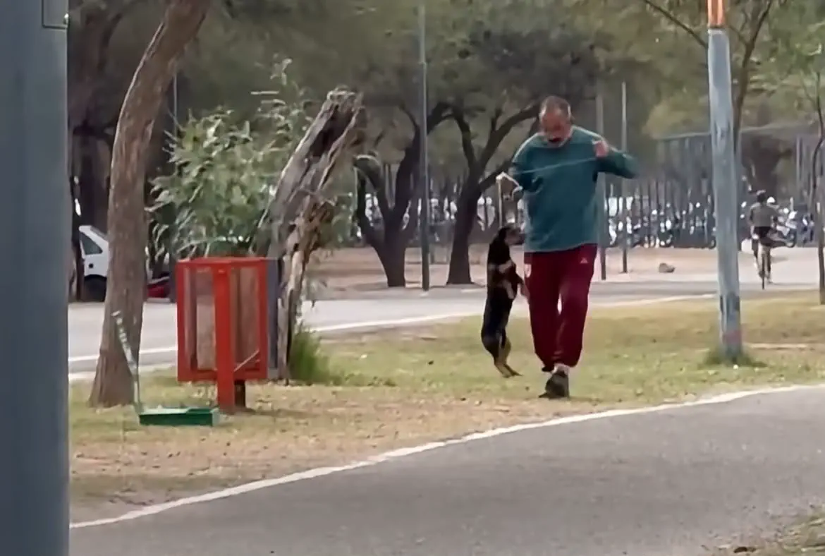 Filman a un hombre maltratando a su perro en el Parque Adán Quiroga