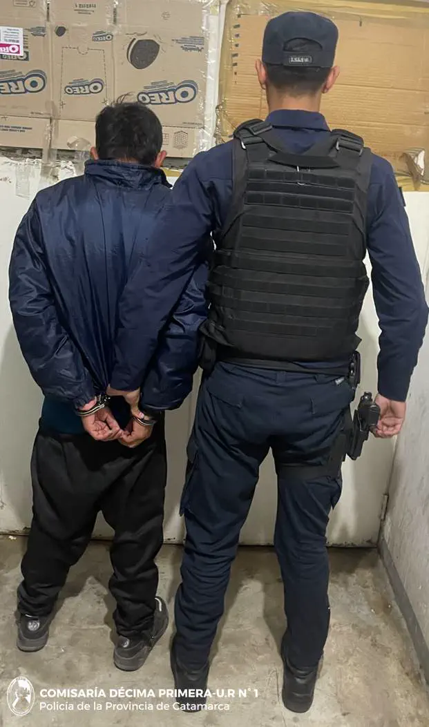 Realizaba maniobras peligrosas en moto, se estrelló contra un auto y terminó detenido por amenazar a una vecina