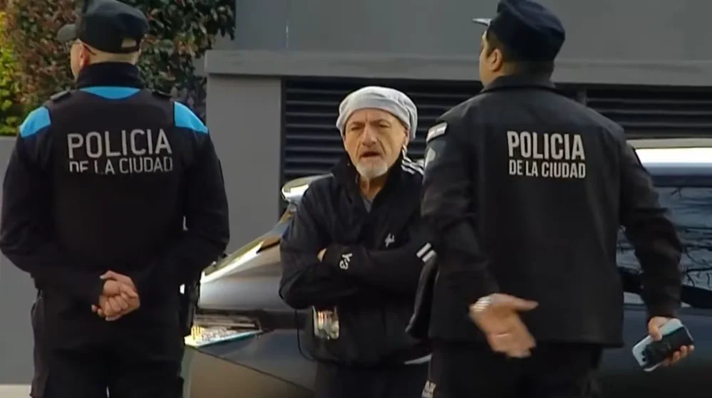 Chocó Gustavo Sofovich y se encerró 2 horas en su auto