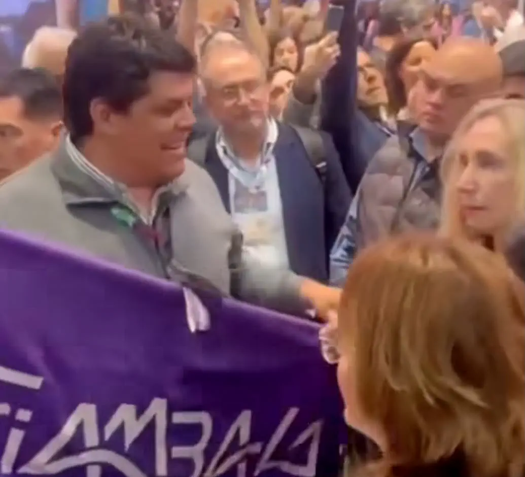 Polémica institucional en Catamarca: la foto de la Municipalidad de Fiambalá junto a Karina Milei en la FIT desató el debate.