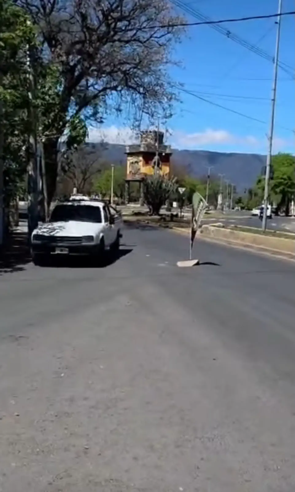 El ingenio vecinal expone la desidia en Valle Viejo: clavaron un cartel comercial en un bache a metros de Plaza El Aborigen