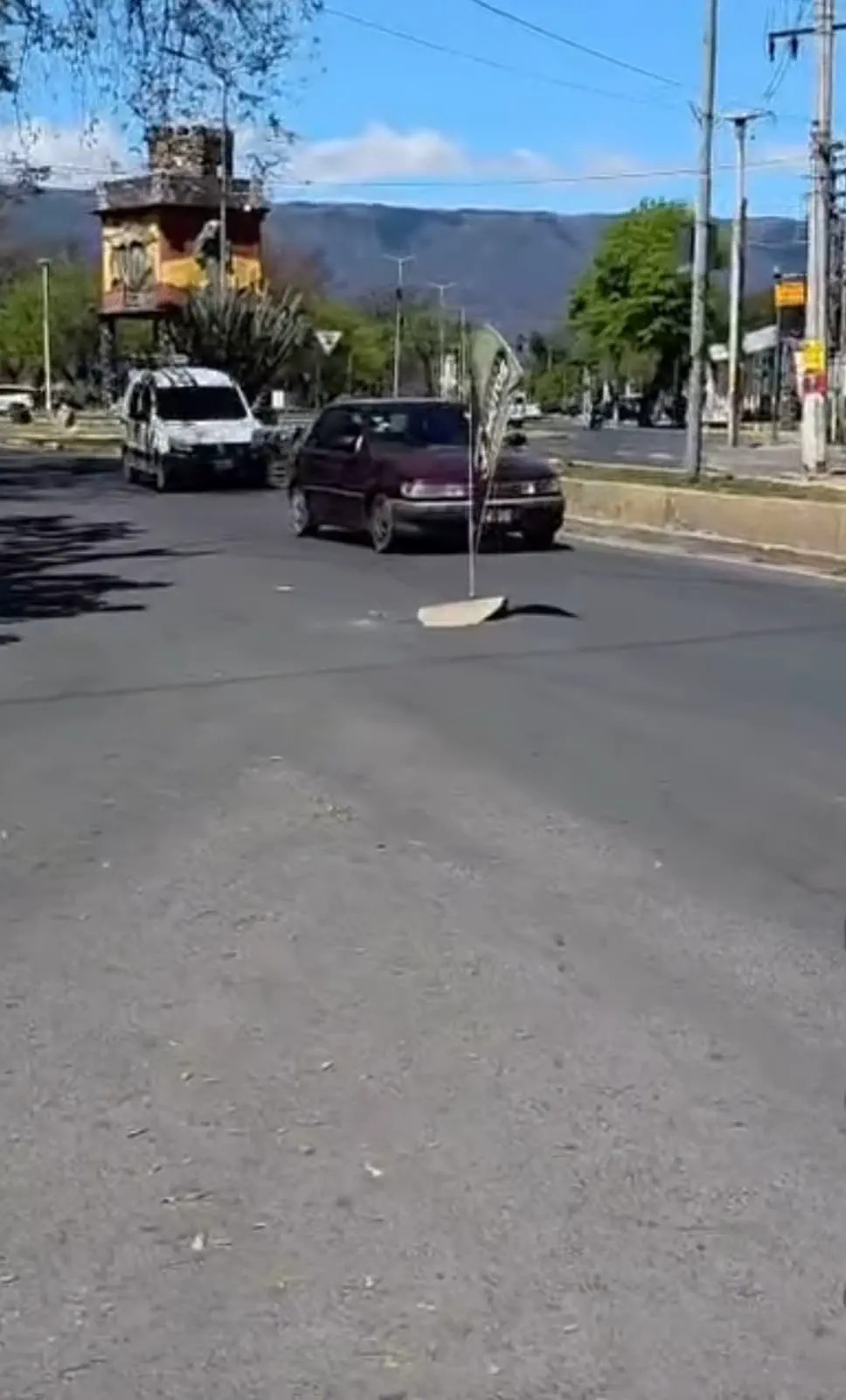 El ingenio vecinal expone la desidia en Valle Viejo: clavaron un cartel comercial en un bache a metros de Plaza El Aborigen