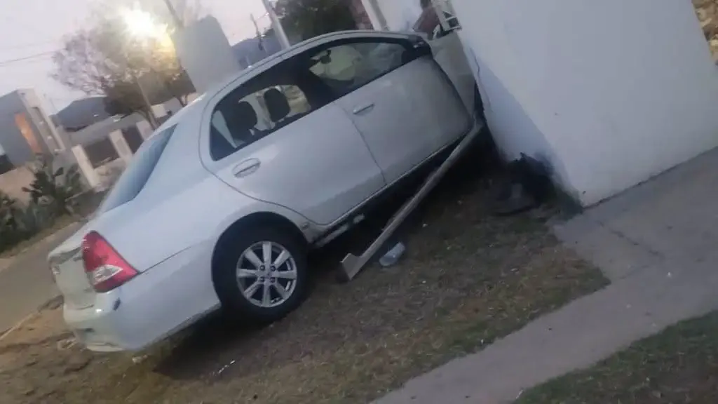 Un automovilista destruyó el frente de una casa y huyó a toda velocidad