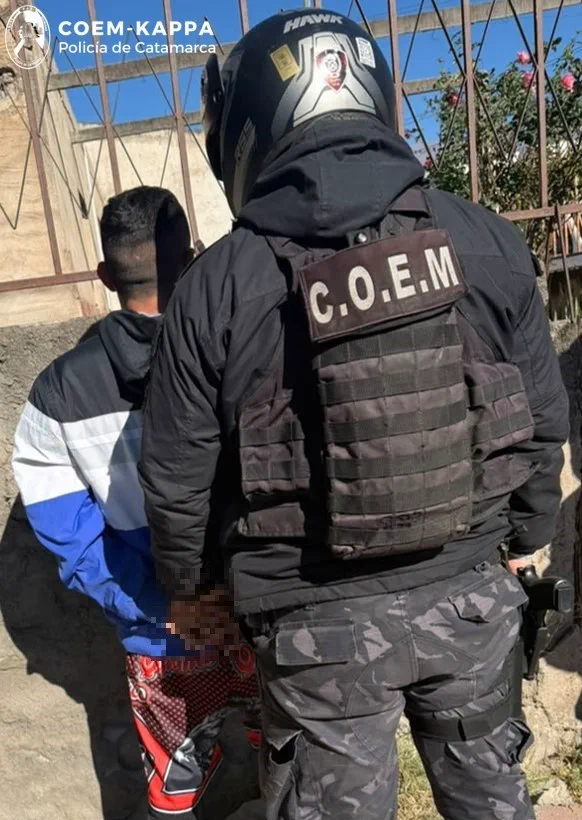Le quitó la ropa y lo aprehendieron