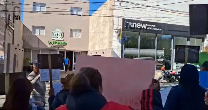 Protesta y reclamo frente a un hotel céntrico por el despido de ocho trabajadores
