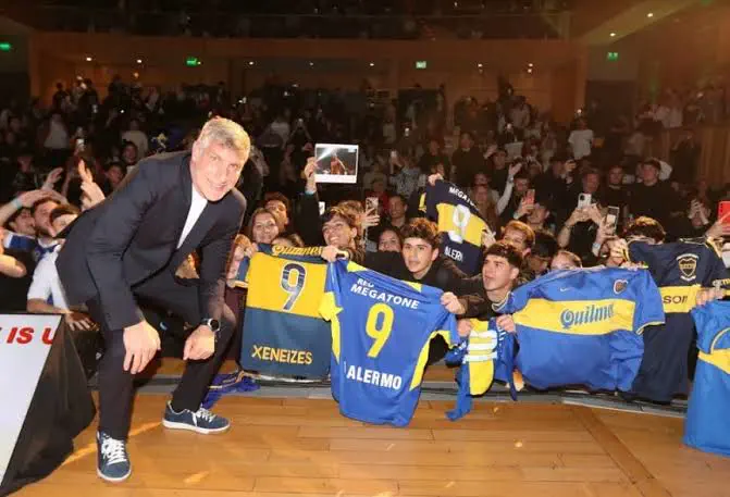 Martín Palermo junto a los fanáticos