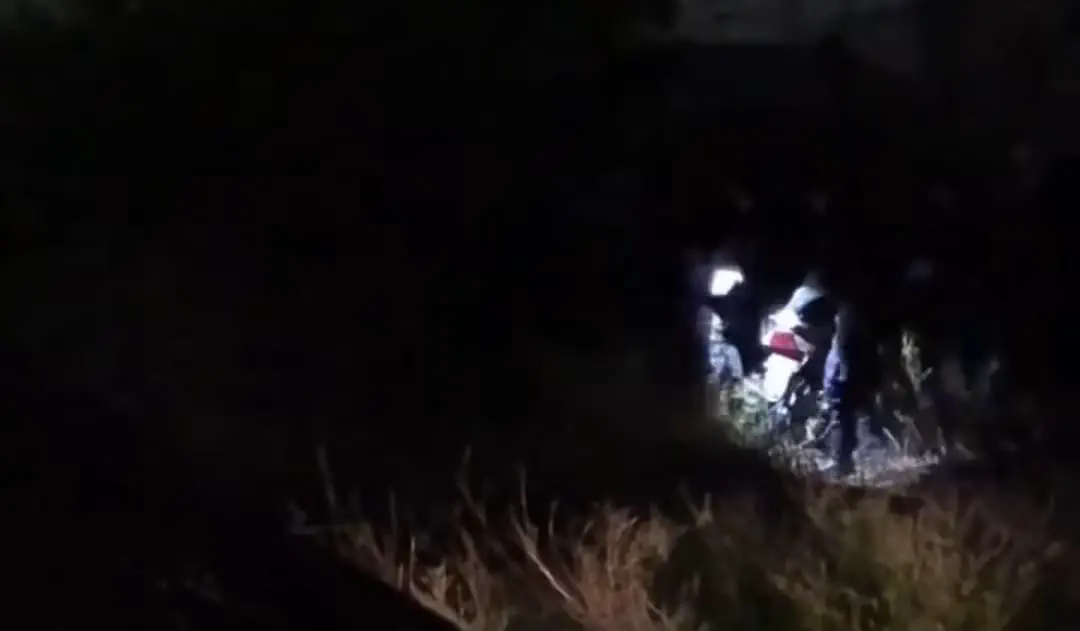 moto oculta en un pastizal de noche