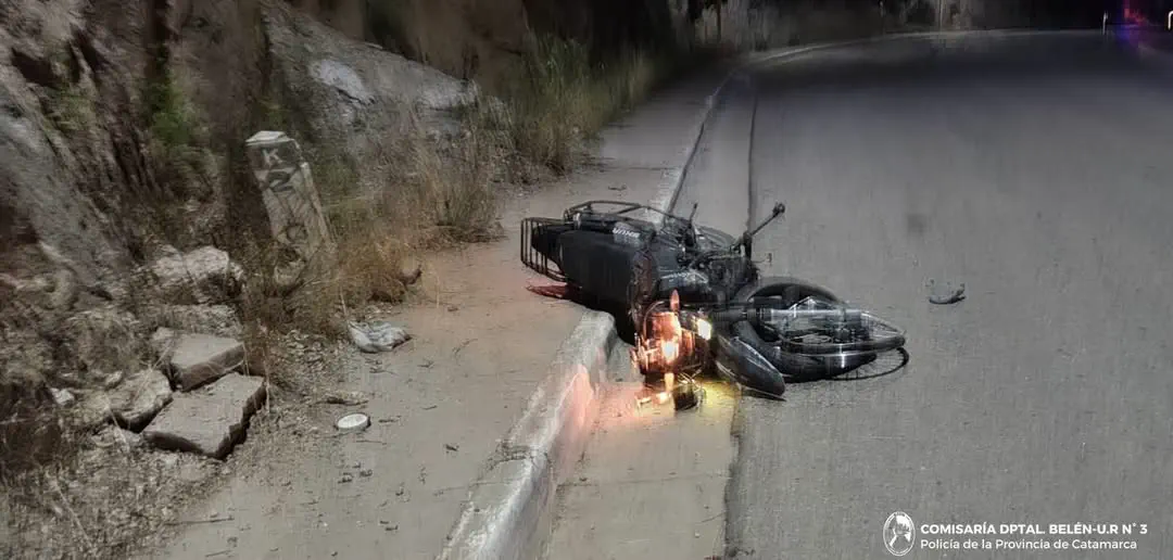 motocicleta al pie de la montaña destruida sobre la ruta
