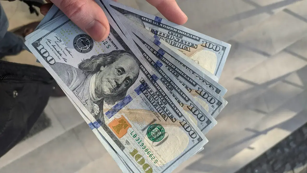 A cuánto llegará el dólar oficial en diciembre y qué prevé el mercado para 2027, según el informe del Banco Central
