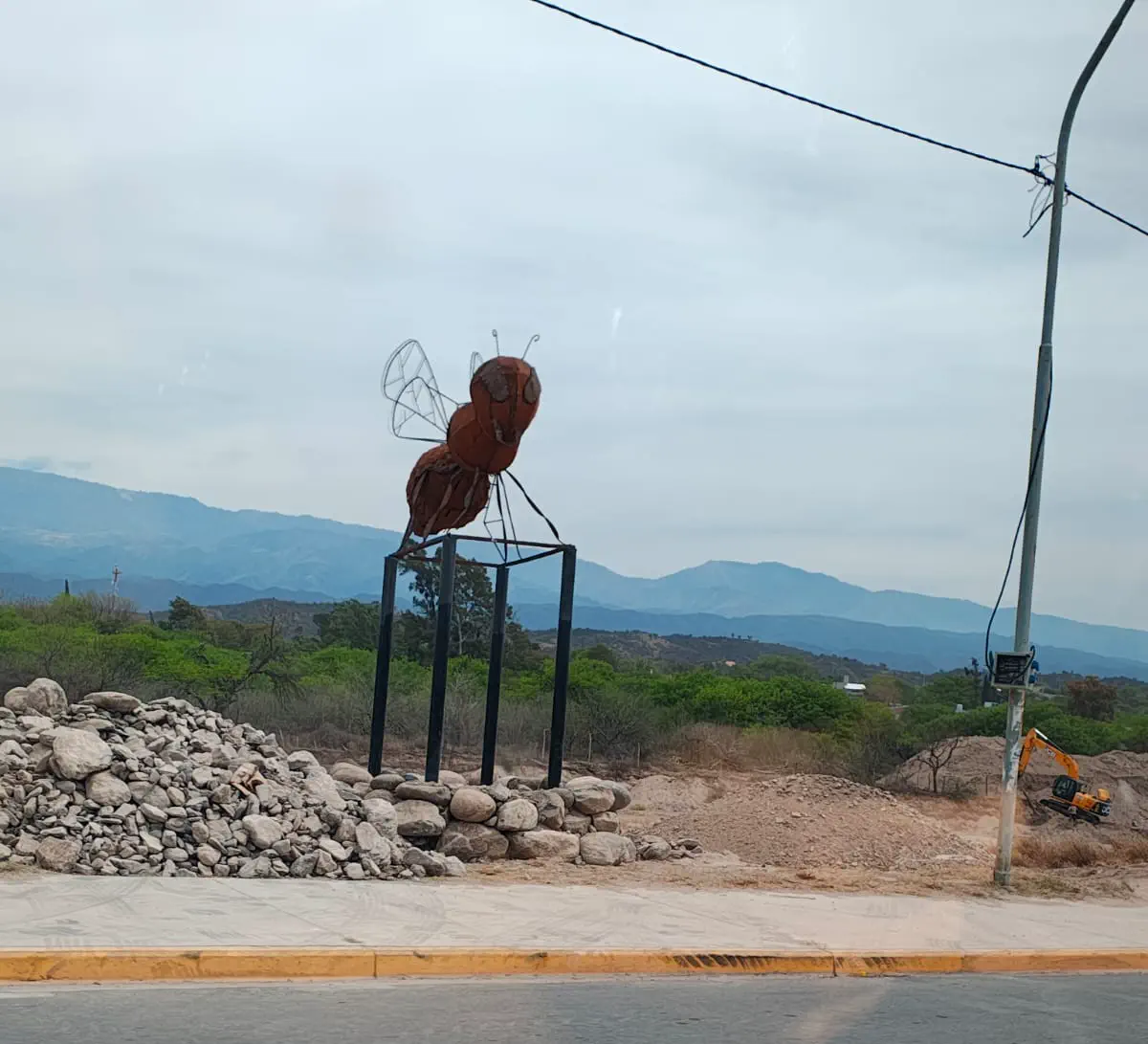 Abeja gigante y malestar obrero: la polémica obra política en Valle Viejo que encendió los reclamos del SOEM