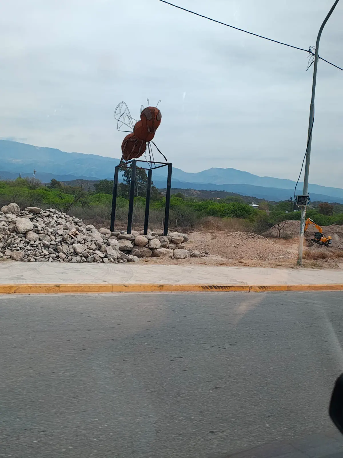 Abeja gigante y malestar obrero: la polémica obra política en Valle Viejo que encendió los reclamos del SOEM