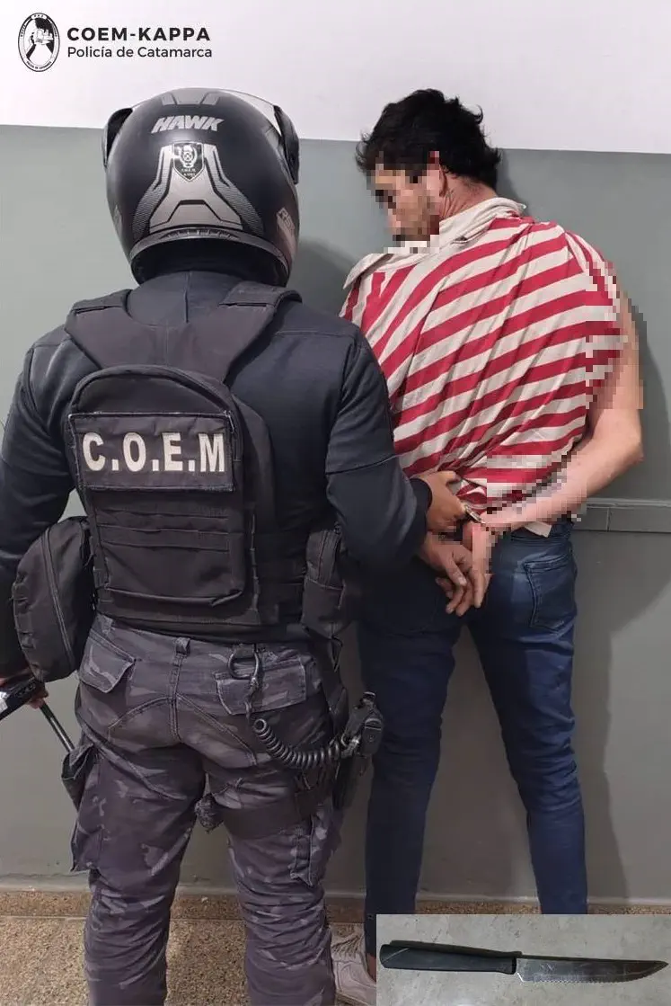Arrestan a un hombre tras agredir a golpes y amenazar con un cuchillo a un joven