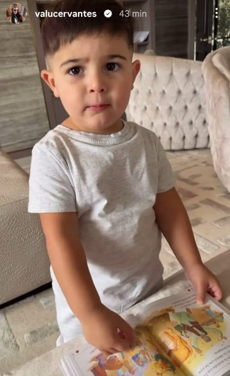 Benjamín Fernández con su Biblia para niños. (Foto: Instagram/@valucervantes)