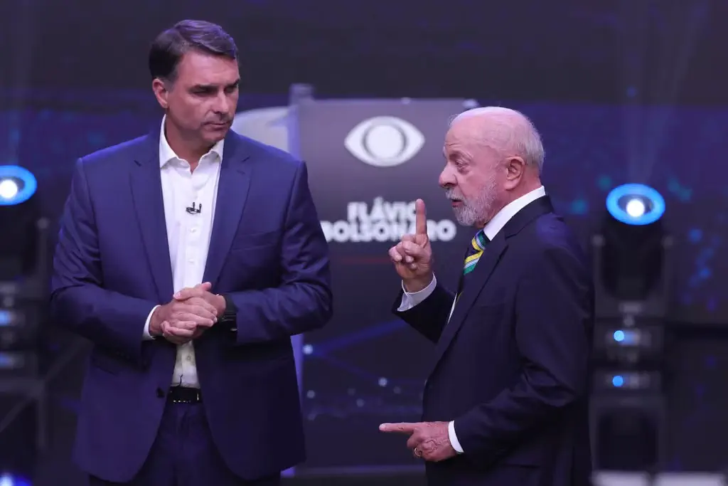 Bolsonaro y Lula se vuelven a ver este viernes en el último debate antes del balotaje.(EFE/Sebastiao Moreira)