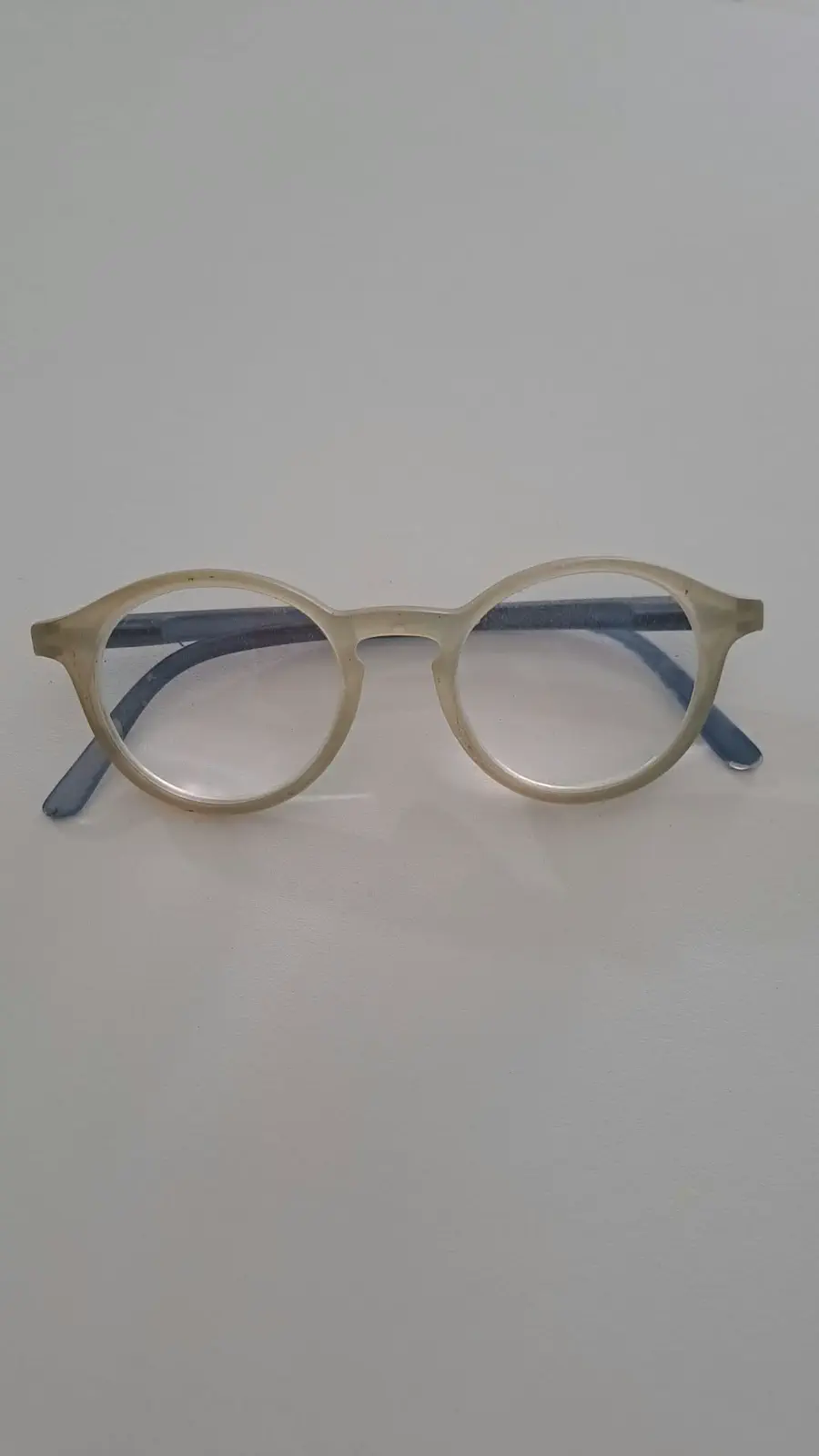 Buscan a estudiante que perdió sus lentes en un local de la zona sur de la capital