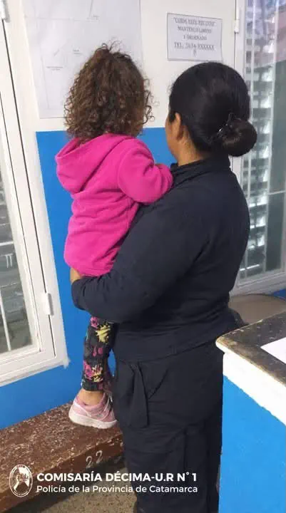 Buscan a la familia de una niña hallada desorientada en la zona sur de la Capital