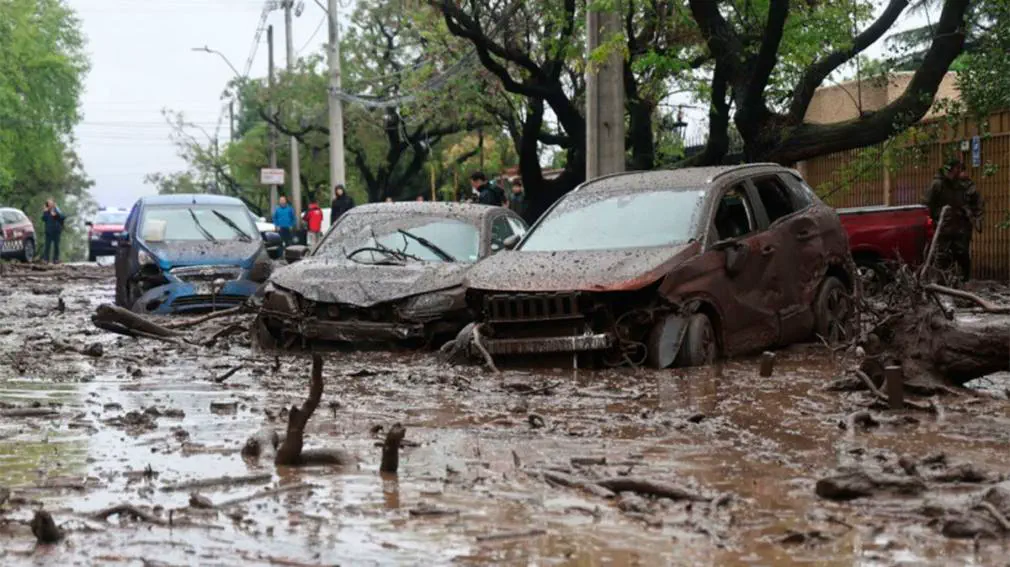 Calles convertidas en ríos, autos arrastrados y seis heridos