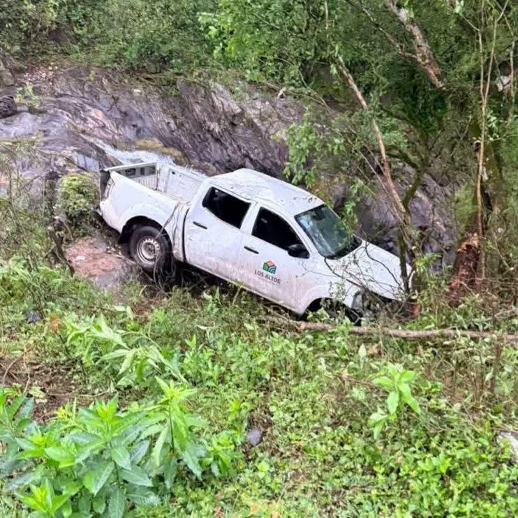 camioneta municipal de Los Altos tras desbarrancar