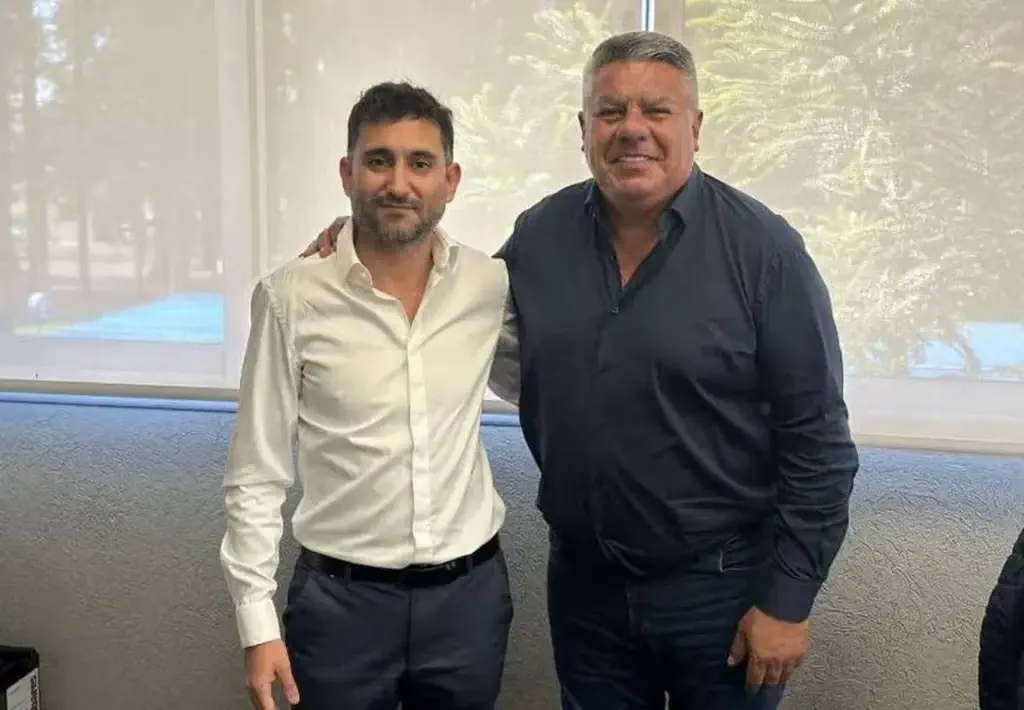 Claudio Tapia con Ariel Vallejo, titular de Sur Finanzas.(Archivo MDZ)