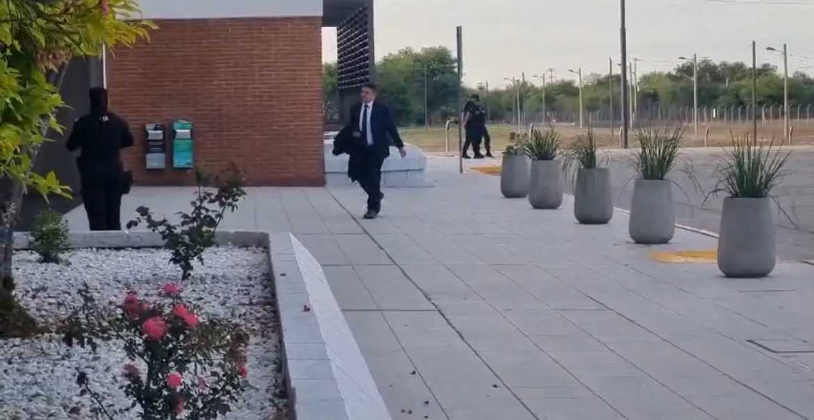 ¿Del piquete a la primera fila?: Las curiosas piruetas del senador que primero repudió a Milei y después lo fue a recibir