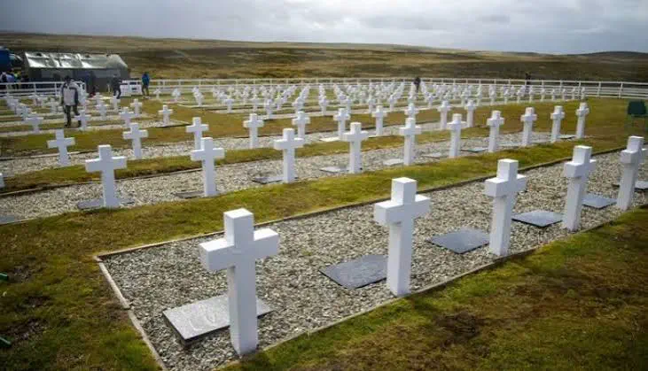 Desmienten la supuesta vandalización en el cementerio de Darwin en Malvinas: qué pasó en realidad