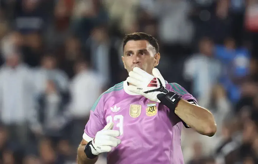 Dibu Martínez sumó otra valla en cero con la Selección Argentina ante Burkina Faso. (Marcos Brindicci/Getty Images)